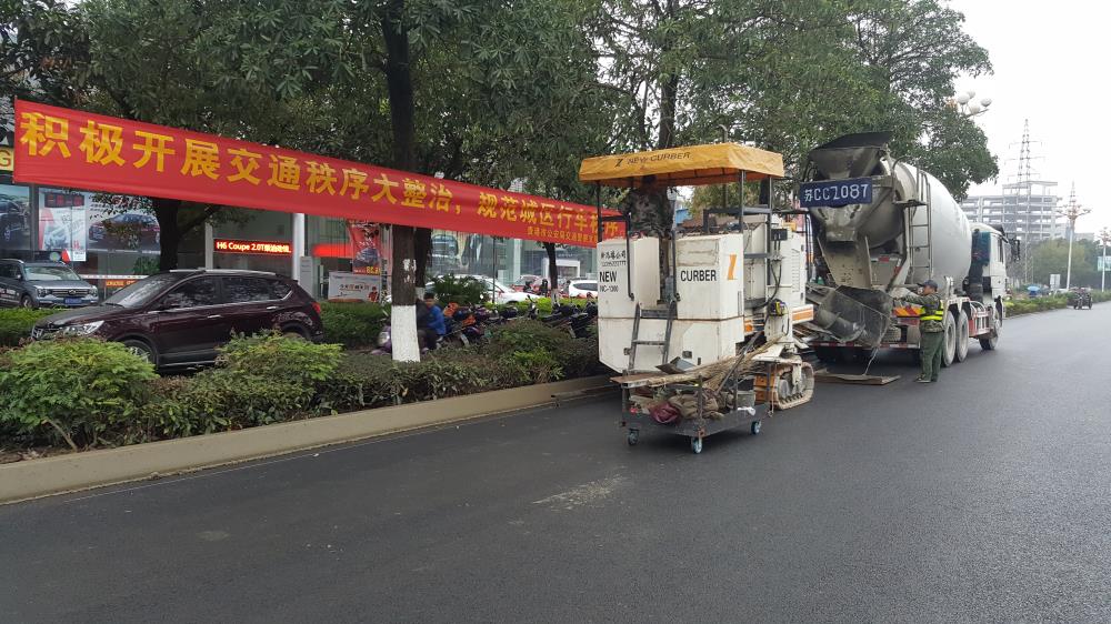 為什么說路緣石滑模機(jī)是混凝土滑模攤鋪的好幫手呢？